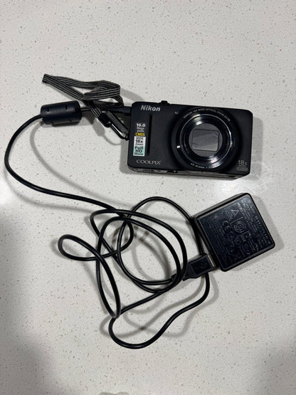 Nikon COOLPIX S920016.OMP Digital Camera - Black Bundle/ (Tested)